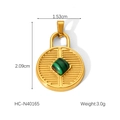 Detailansicht eines vergoldeten Edelstahl-Anhängers mit grünem Malachit-Stein-Inlay - Horizontal gestreifter runder grüner Quadratstein (HC-N40165)