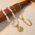 Elegante collana dorata con conchiglia e perle bianche su supporto in legno rustico - Stile Ciondolo a Conchiglia (XL-YS218-3)