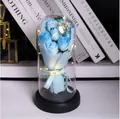 Konservierter hellblauer Seifenrosenstrauß in Glaskuppel mit LED-Licht und schwarzem Sockel - Warmweiße Lichter + Glaskuppel + Rosa Geschenkkarton / Crushed Ice Blau Rose