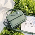 Borsa a tracolla quadrata verde scuro con catena e scritta FASHION & BAGS in pelle opaca - Verde