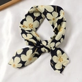 Foulard en coton et lin bleu marine avec grands motifs floraux blancs et design noué - 55x55cm / Lialan Beige