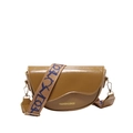 Borsa a sella marrone lucida con ampia tracolla logata su sfondo bianco puro - Marrone