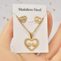 Détail d'une parure en acier inoxydable doré avec collier et boucles d'oreilles coeur - Double Cœur Creux / Doré