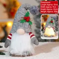 Détail d'un gnome de Noël avec lumière LED et bonnet en tricot gris de 33cm de haut - Gris