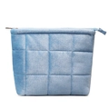 Nahaufnahme der hellblauen gesteppten Samt-Kosmetiktasche mit Reißverschluss-Detail - Blau
