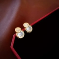 Dettaglio dell'orecchino in zircone placcato oro su una lussuosa scatola di gioielli rossa - Stile Tondo in Zirconia Dorata (Perno in Argento 925)