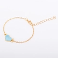 Detalle de pulsera de corazón ajustable con dije de esmalte azul claro y cierre de mosquetón - Colgante Azul-Cadena Dorada
