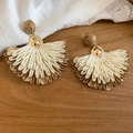 Detail van handgemaakte raffia waaiervormige oorbellen met elegante gouden accenten - 30# Wit-Koffie (Gevlochten Waaier)