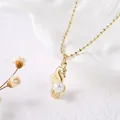Collana con ciondolo a ippocampo dorato con perla bianca e catena a sfere classica - Cavalluccio marino / Oro