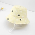 Dettaglio cappello da sole per neonato in cotone giallo con stampe stelle marine e cinturino - 48cm / Stella Gialla
