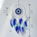 Blauer Evil Eye Traumfänger mit Federn, Perlen und Maßangaben auf weißem Hintergrund - Ms9229a / Wie abgebildet