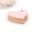 Gedetailleerde stapel roze hartvormige papieren labels met voorgeboord gat voor decor - Roze