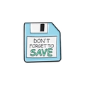 Spilla smaltata a forma di floppy blu e bianco con testo DON'T FORGET TO SAVE in metallo - Stile Floppy Disk Blu (QHXZ2683)