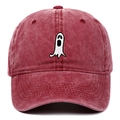 Gros plan d'une broderie de fantôme blanc sur une casquette de baseball rouge délavé - Taille unique / Bordeaux
