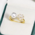 Detailed close-up of a golden twist ring with pearl and clover-shaped heart zircons - Twisted Rope Four-Leaf Clover Artificial Pearl (Gold 15)