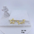 Goldene hohle Sternohrringe auf Steinsockel mit Engelsskulptur-Dekor, Größe 30x30mm - Gold Hohlstern Verschluss / 30*30mm