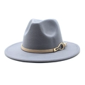 Détail du chapeau fedora bleu-gris avec bande en cuir beige et boucle en métal doré - Gris clair