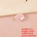 Makro-Detail des 13x21mm Ozean-Glasmuschel-Anhängers mit technischen Größenangaben - Transparent Weiß Einzelloch (Goldring)