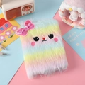 Dettaglio del taccuino in peluche con sfumatura arcobaleno e fiocco di paillettes rosa - Sfumato Arcobaleno