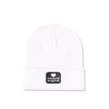 Dettaglio del berretto bianco in maglia con toppa a scudo cuore nero e testo unusual original - M (56-58cm) / Bianco