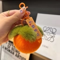 Dettaglio ravvicinato del ciondolo in peluche a forma di loto con targhetta fortunata - 9.5cm Ciondolo in Peluche (Desideri Realizzati)