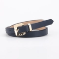 Elegante dunne blauwe lederen riem met gouden metalen gesp voor damesmode - Marineblauw