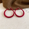 Primer plano de aretes redondos de terciopelo rojo con pasadores chapados en oro - Rojo (Poste de pendiente de plata de ley 925)