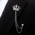 Détail d'une broche couronne argentée avec strass et chaînes pendantes sur un costume - Style Couronne Argent (TL24071)