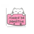 Détail du pin's chat blanc en émail avec citation positive et dimensions du produit - Chat avec Panneau Always Be Pawsitive (XZ1699)