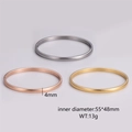 Detailansicht von drei 4 mm ovalen Metallarmreifen in Gold, Silber und Roségold - Stil 1 Gebogene Matte Oberfläche