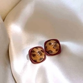 Vue rapprochée de boucles d'oreilles léopard carrées sur un tissu en soie beige - 49# Tige d'oreille en argent-Rouge-Carré