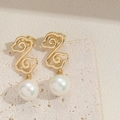 Orecchini a nuvola dorati con perle bianche su sfondo di pietra elegante e chic - ES2553 Ciondolo Perla a Nuvola