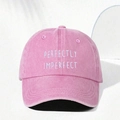Dettaglio del ricamo bianco sul cappellino da baseball in cotone rosa lavato - Rosa
