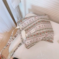 Dettaglio della borsa tote in tela con motivi floreali rossi e manici in cotone beige - Strisce Verticali Foglie Verdi