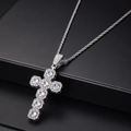 Dettaglio di una collana a catena d'argento con un ciondolo a croce di cristalli - Ciondolo a Croce Argento + Catena a Corda in Acciaio Inossidabile da 50 cm / Argento