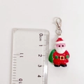 Colgante de Papá Noel de resina con cierre de langosta mostrado junto a una regla - Colgante de Papá Noel