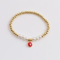 Bracelet doré avec pendentif œil maléfique rouge et perles blanches sur blanc - Rouge