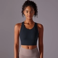 Vista frontale del reggiseno sportivo nero e dei leggings malva sul modello in studio - S / Nero