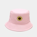Gros plan sur le chapeau bob en toile rose avec broderie détaillée de tournesol au centre - M (56-58cm) / Rose