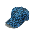 Gedetailleerde weergave van blauwe honkbalpet met luipaardprint en zes-panelen ontwerp - M (56-58cm) / Blauw