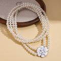 Elegante dreilagige Perlenkette mit weißem Kamelien-Anhänger und silbernem Kettenverschluss - Weiß