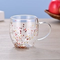 Dubbelwandig glas met gekleurde hartpailletten en handvat op houten tafel - 250ml-Kleurrijke Hartpailletten