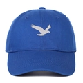 Détail de la broderie aigle sur une casquette de baseball bleu marine en coton doux - Réglable / Bleu Saphir
