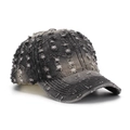 Dettaglio del cappellino in denim grigio con lavaggio vintage e strappi dallo stile vissuto - Nero Lavato