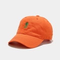 Detalle del bordado de piña amarilla en una gorra de béisbol de algodón naranja - Ajustable / Naranja