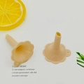 Mini imbuti in plastica a forma di fiore beige per ricariche di cosmetici e profumi - Forma di Petalo / Cachi