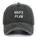 Détail de la broderie blanche GOD'S PLAN sur le tissu en coton noir délavé de la casquette - Vert Armée