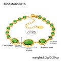Dettaglio macro del bracciale in acciaio dorato con pietre verdi e misure del prodotto - Oro Vetro Verde (E655)
