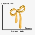 Dettaglio di orecchini a fiocco dorati con misure 3,9cm x 2,8cm e peso di 8g cadauno - Oro
