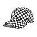 Vista dettagliata del motivo a scacchi bianchi e neri sul cappellino in cotone - Regolabile (56-60cm) / Griglia Nera